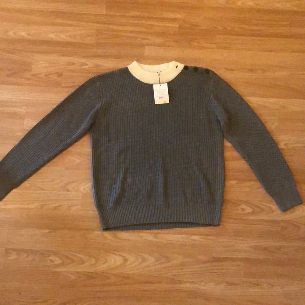 V cute gray sweater+ off white collar & buttons.